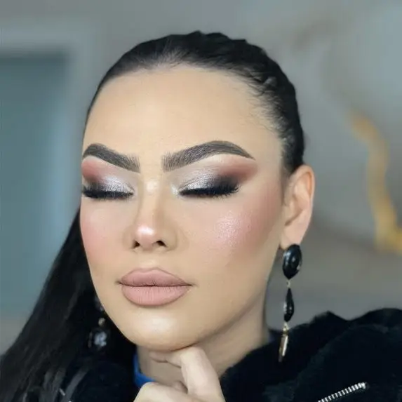 Maquillage naturel, soirée ou mariage pour un résultat élégant et longue tenue.