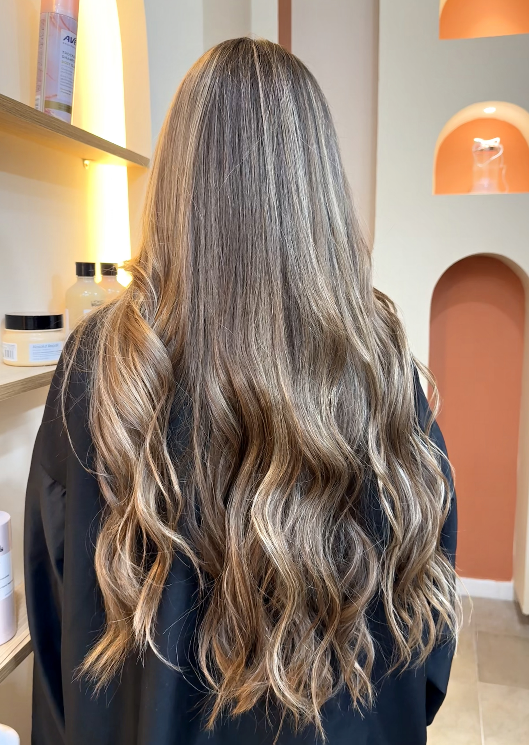 Résultat balayage blond réalisé chez GLO ORA Beauty Studio à Hammamet